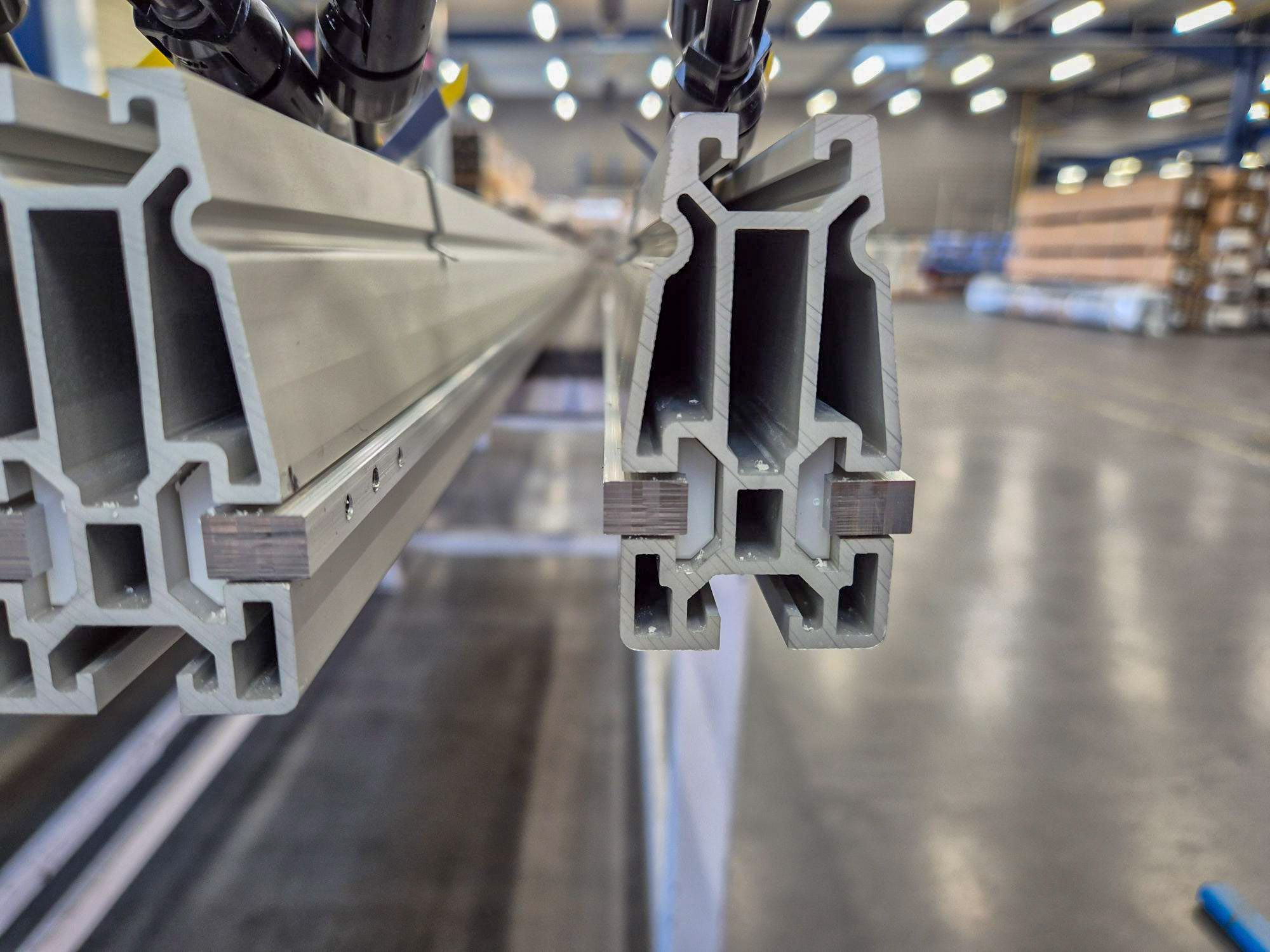 Rails de guidage en profilés aluminium assemblés dans l'atelier SA2M pour VOLTIRIS