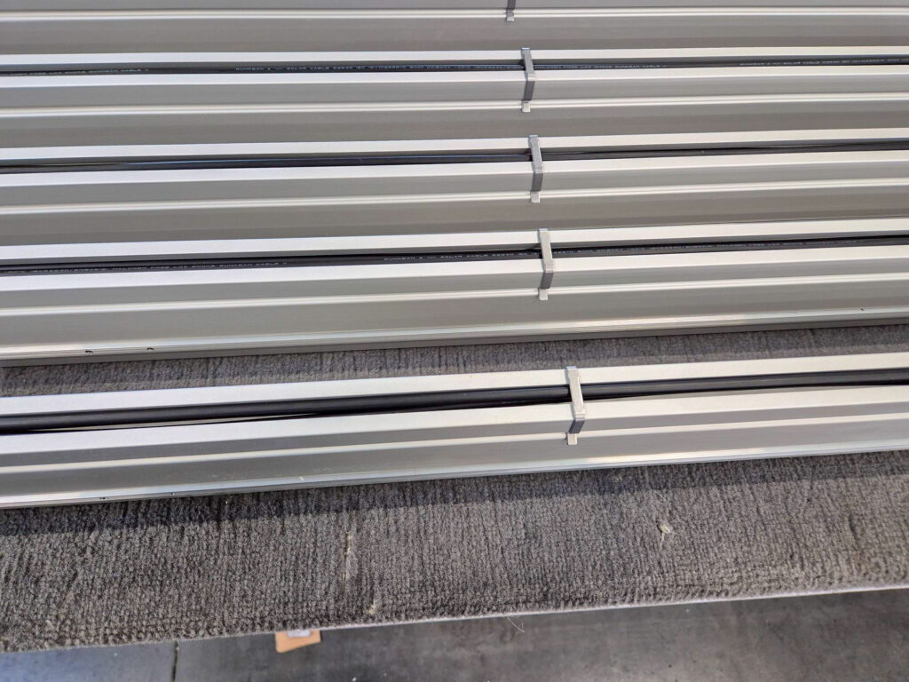 Rails en profilés aluminium équipés en atelier SA2M avant expédition